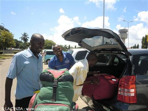 SI CARICA I BAGAGLI A MOMBASA E SI PARTE PER WATAMU!