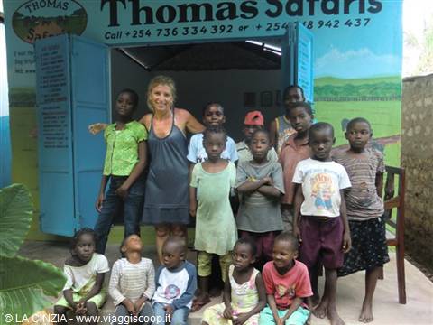 DAVANTI AL'AGENZIA DI SAFARI A WATAMU DI THOMAS