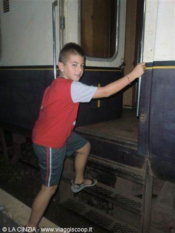 ANDREA STA SALENDO A MOMBASA SUL TRENO DELLA MIA AFRICA PER NAIROBI!