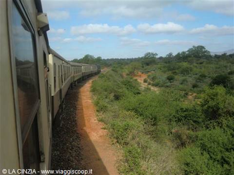 IL TRENO CHE CI PORTA DA MOMBASA A NAIROBI ATTRAVERSANDO IL KENYA!