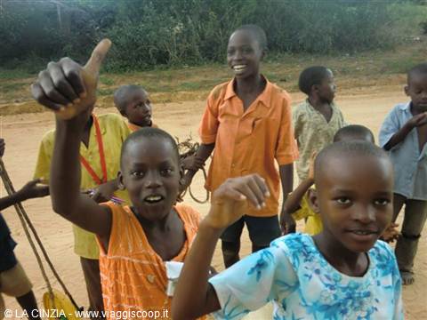 I BAMBINI DEI VILLAGGI SPARSI NEL BUSH