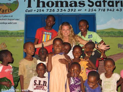 I bambini del Villaggio di Thomas e La sua agenzia di Propieta' a Watamu