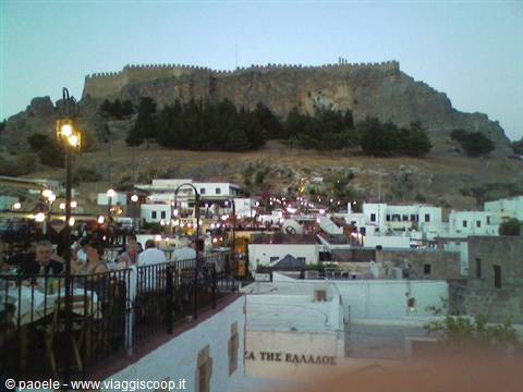 Acropoli di Lindos la sera, cenando sopra i tetti