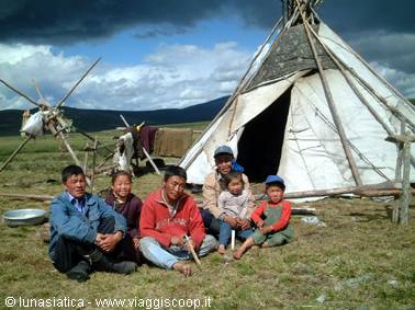 Gli Tsaatan usano il tipi come abitazione