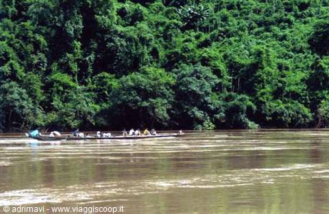 imbarcazione lungo il Mekong