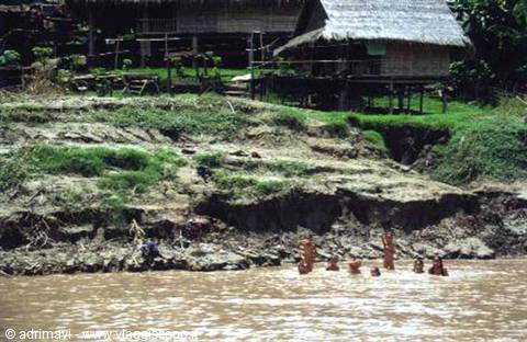 bambini nel Mekong