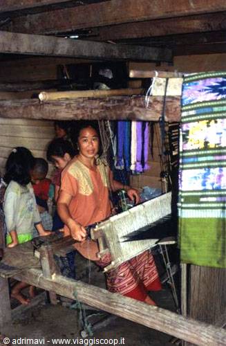 donna al telaio - Mekong - Triangolo d'Oro