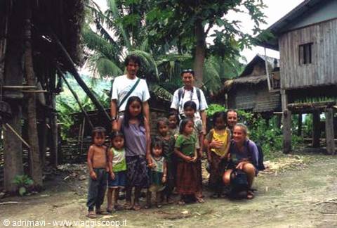 bambini di un villaggio sulle rive del Mekong
