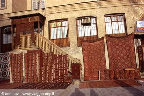 Bukhara - negozio di tappeti presso il Taqi Telpak Furushon