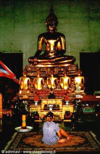 altare buddhista Wat Ben Cha Ma Bo Pit