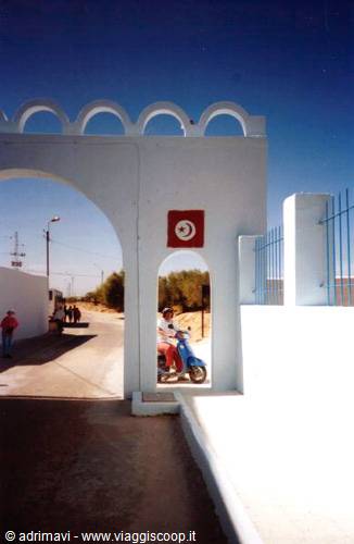 in scooter per le strade di Djerba