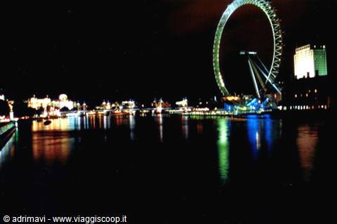 veduta notturna dal Westminster Bridge - Londra
