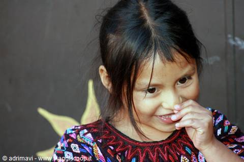 bimba al mercato di Chichicastenango