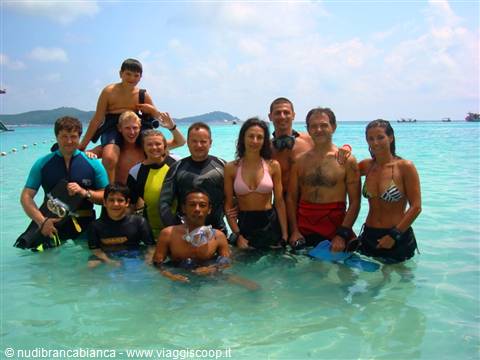 Tutto il gruppo di fronte al diving.
