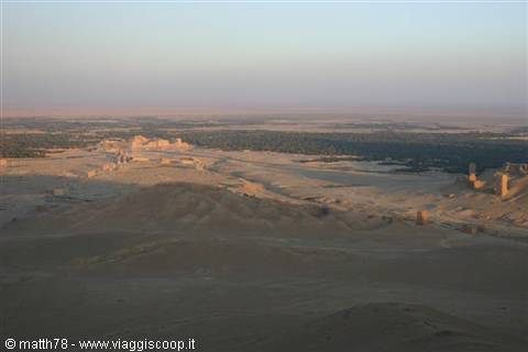 Palmyra al tramonto, tinta dei caldi colori del sole nel deserto