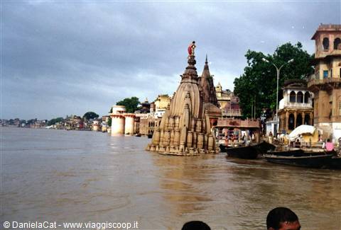 Stupa precipitato durante una delle tante alluvioni sul Gange