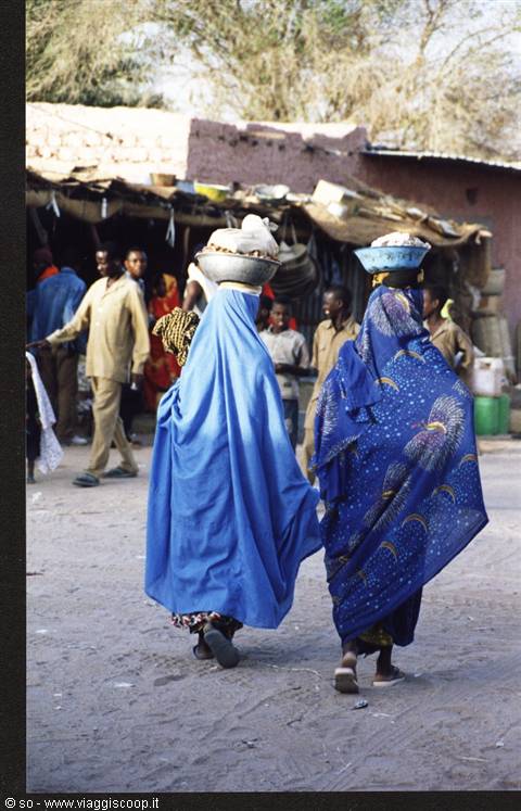 Donne a passeggio a DIRKOU