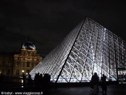Louvre di notte