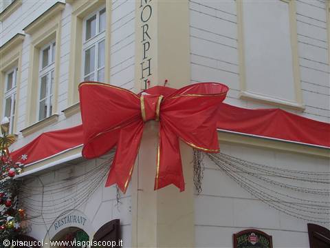 corte dietro la cattedrale di Tyn, ristorante ben infiocchettato per Natale