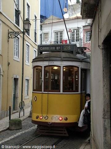 IL FAMOSO ELECTRICO 28 NEI VICOLI DELL'ALFAMA A LISBONA