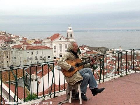 MIRADOURO CON FOLKSINGER, LISBONA