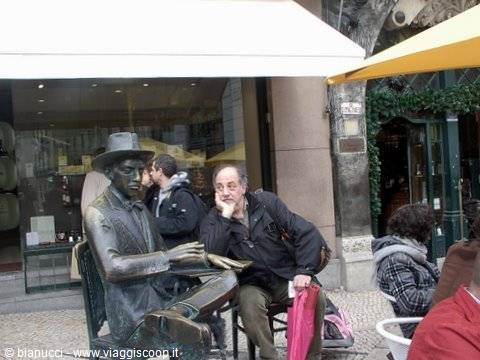 STATUA DEL GRANDE POETA PESSOA E SUO FAN MILANESE, LISBONA Q.RE CHIADO