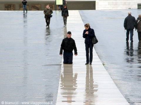 FATIMA, IL PIAZZALE IMMENSO DEL SANTUARIO CON PELLEGRINI