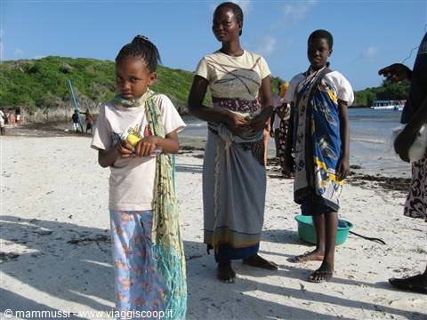 Kenya ragazze in spiaggia davanti al villaggio Blue Bay