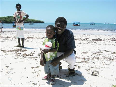 Rashid e il suo bellissimo bimbo sulla spiaggia del Blue Bay
