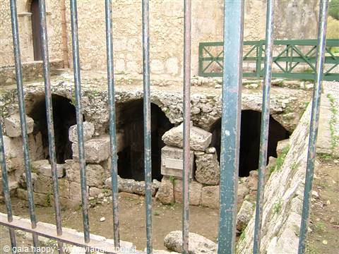 Chiesa San Nicolò dei cordari, all'interno del Teatro greco