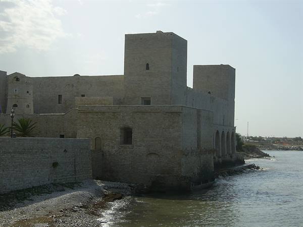 il castello di Trani sul mare