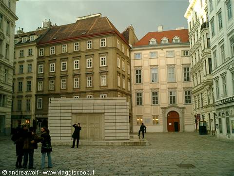 Judenplatz: monumento a commemorazione dello sterminio degli ebrei viennesi