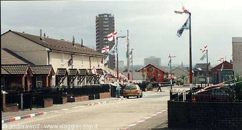 Belfast, zona protestante di Shankill. Notare i marciapiedi e le bandiere unioniste