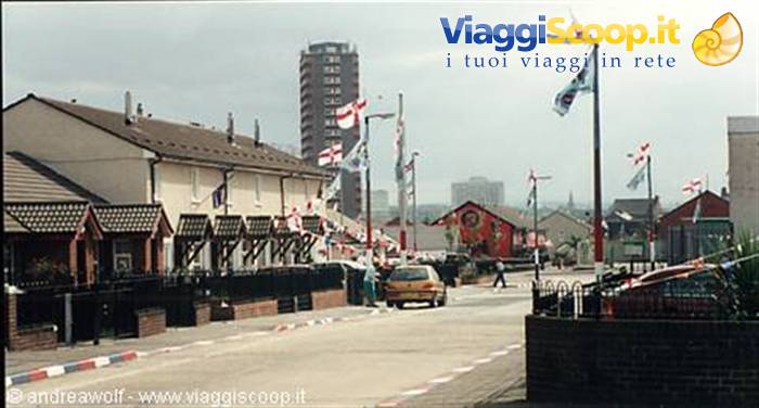 Belfast, zona protestante di Shankill. Notare i marciapiedi e le bandiere unioniste