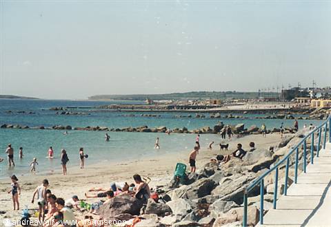 Spiaggia di Galway. Chi dice che in Irlanda non si può fare il bagno?