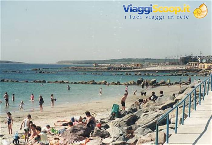 Spiaggia di Galway. Chi dice che in Irlanda non si può fare il bagno?