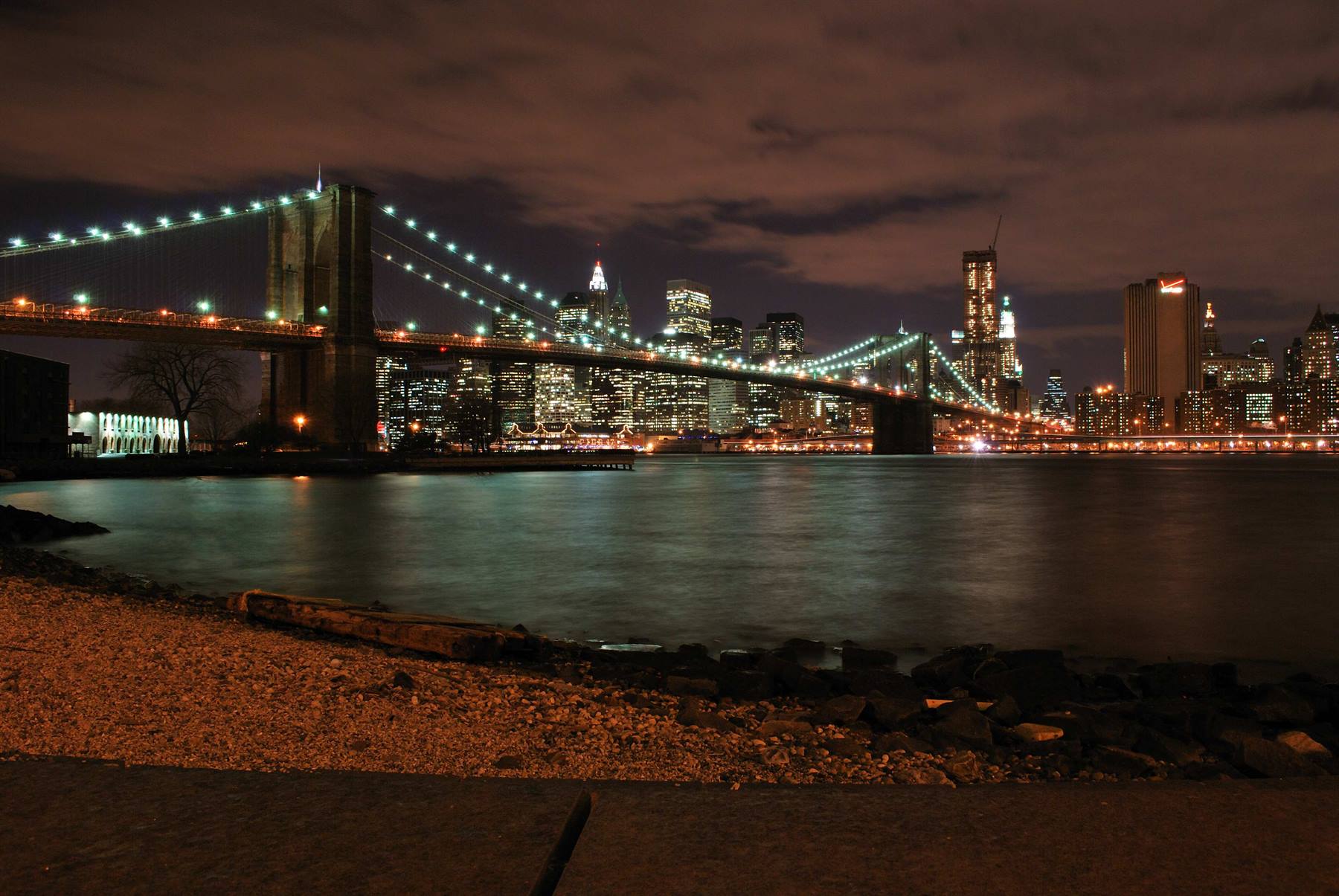 Il meraviglioso Skyline di Manhattan con il ponte di Brooklyn