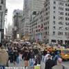 Folla sulla 5th Avenue  STATI UNITI D'AMERICA 