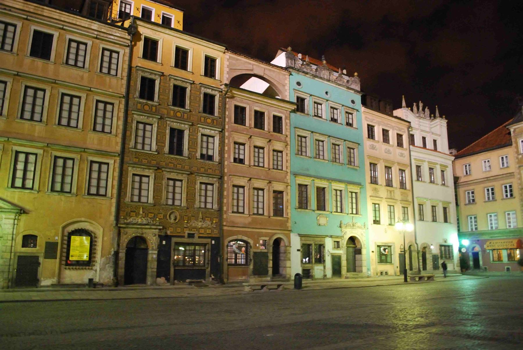 La piazza della città vecchia di notte
