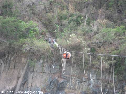 Trek nella selva amazzonica - Attraversamento del fiume Urubamba