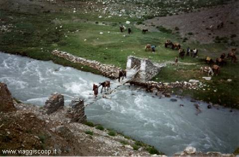 Attraversamento di un ponte nella Valle dello Zanskar