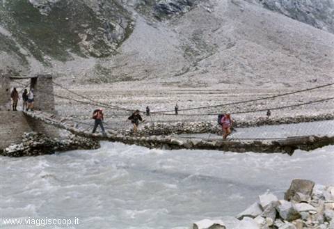 Attraversamento di un ponte sul fiume Zanskar