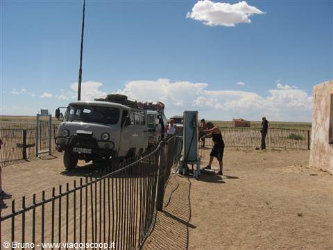 Rifornimento carburante nel deserto del Gobi