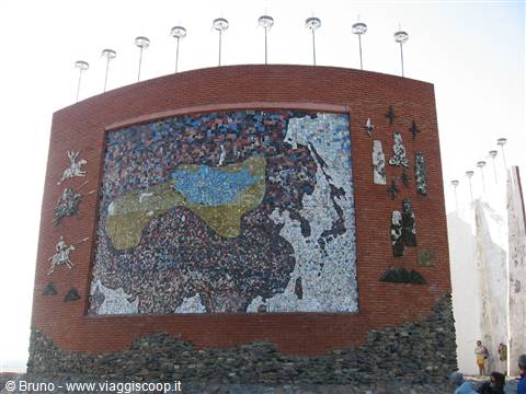 Kharkhorin-Monumento alla Mongolia