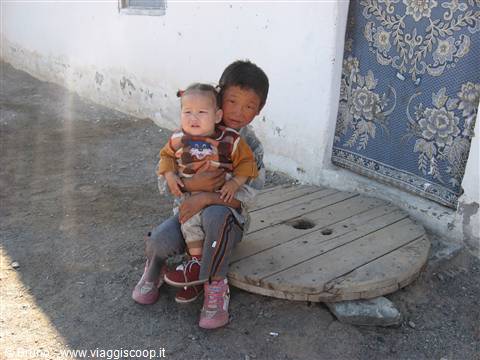 Bambini mongoli a Dorgon