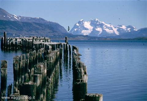 Puerto Natales con il Cerro Balmaceda sullo sfondo