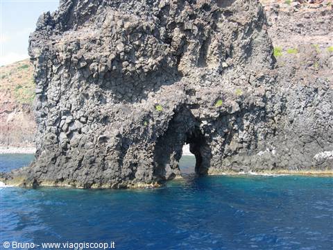 Filicudi - Grotta del Bue