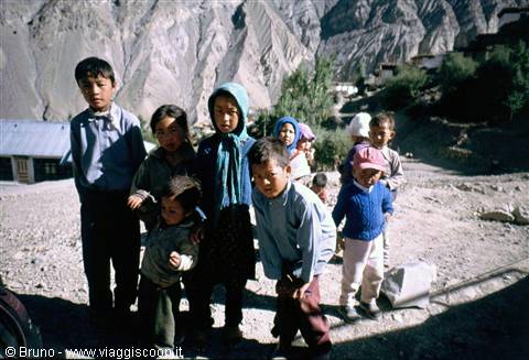 Bambini a Lhalung