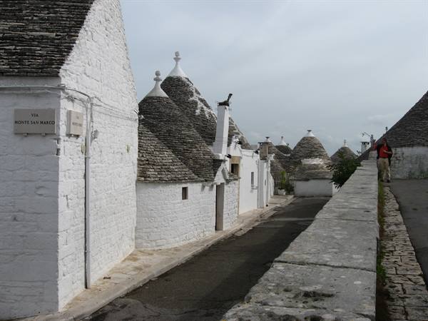 Alberobello : una via 