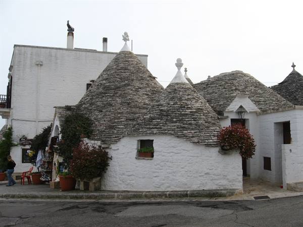 Alberobello : trullo in fiore